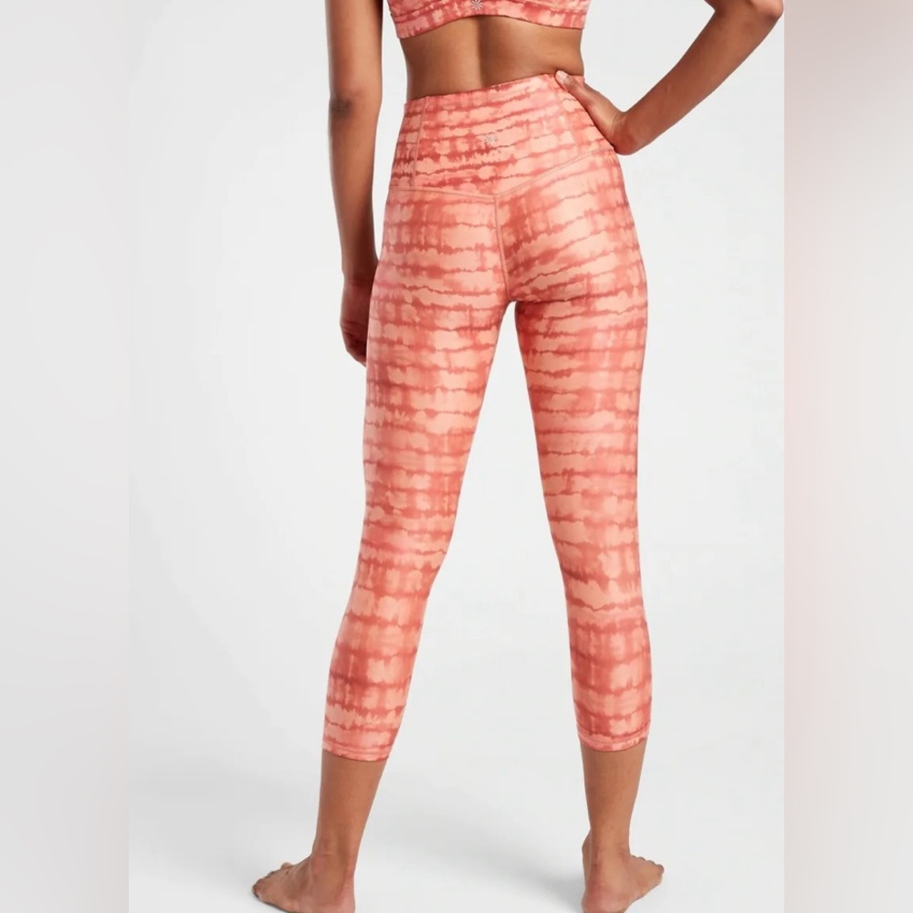493. Athleta $98 Elation Printed Capri Tight, Tahiti Island Coral SIZE XS